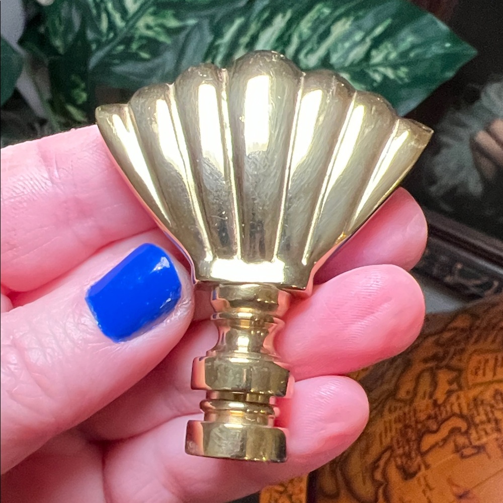 Vintage Hollywood Regency Gold Brass Shell Shaped Lamp Finial